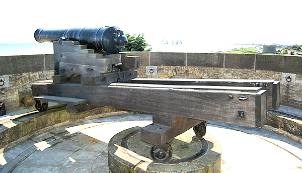 Cannon on its traversing its carriage and traversing platform